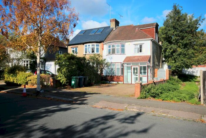 4 Bedroom Semi-Detached House To Rent In Buxted Road, London, N12
