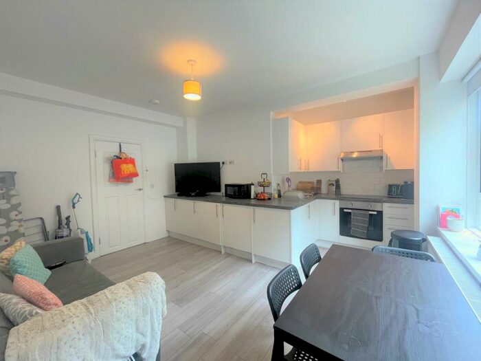 4 Bedroom Flat To Rent In Nevitt House, New North Road, Old Street, N1