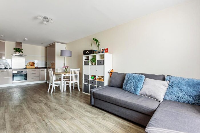 2 Bedroom Apartment To Rent In Fleming Place, Bracknell, RG12