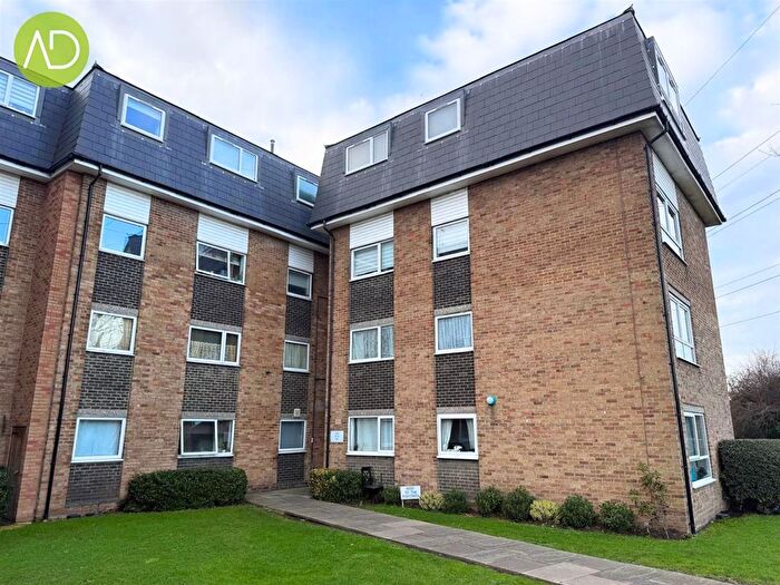 2 Bedroom Flat For Sale In Lampits, Hoddesdon, EN11