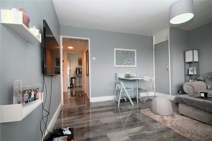 1 Bedroom Flat For Sale In Chetwode Road, Tadworth, Surrey, KT20