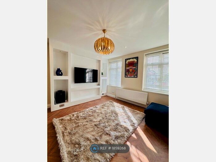 2 Bedroom Flat To Rent In Downham Way, Kent, BR1