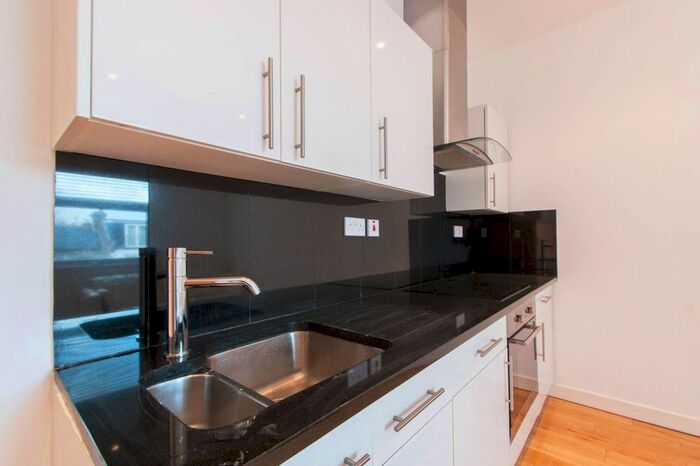 2 Bedroom Flat To Rent In Loftus Road, Shepherd's Bush, London, W12