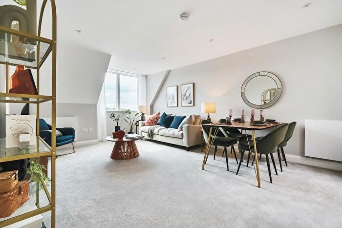 2 Bedroom Apartment To Rent In Wycombe Lane, HP10