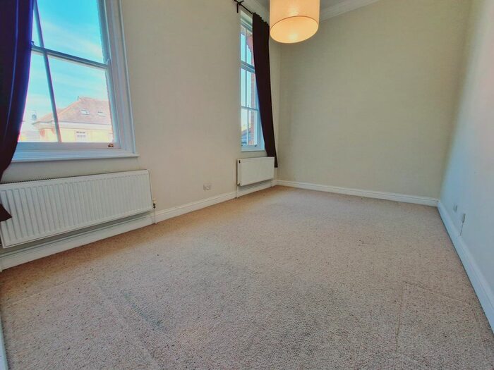 2 Bedroom Flat To Rent In Pennington Drive, London, N21