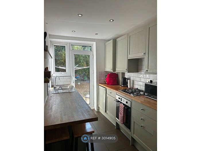2 Bedroom Flat To Rent In Thurlow Park Road, London, SE21