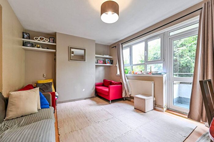 2 Bedroom Flat To Rent In Chadworth House, Finsbury Park, London, N4