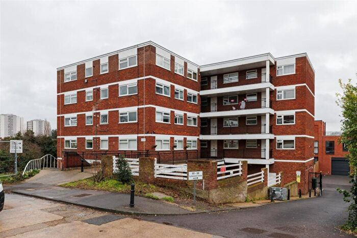 1 Bedroom Flat For Sale In Lynwood Close, South Woodford, E18