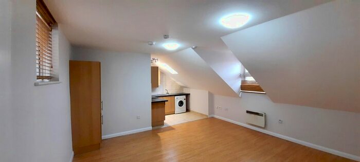 2 Bedroom Flat To Rent In Goldhawk Road, London, W12