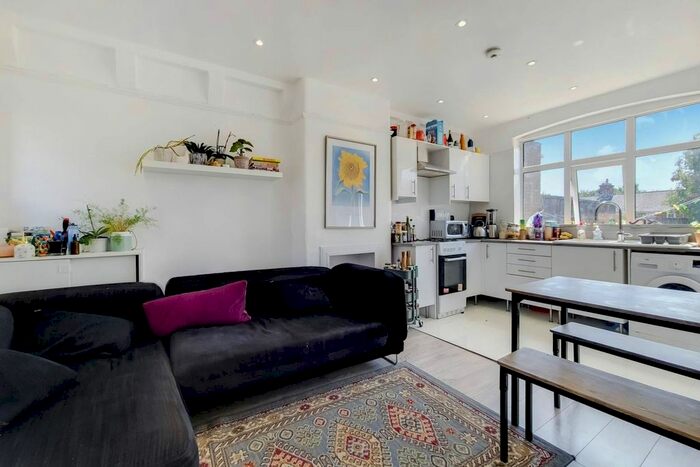 3 Bedroom Property To Rent In Beclands Road, Balham, London, SW17