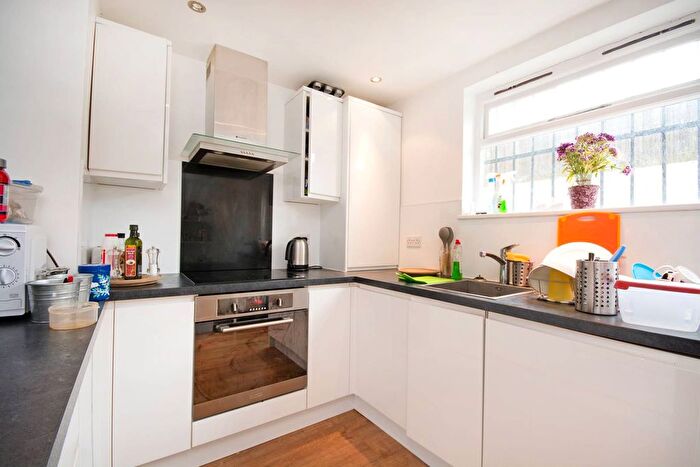 3 Bedroom Flat To Rent In Brixton Road, Brixton, London, SW9