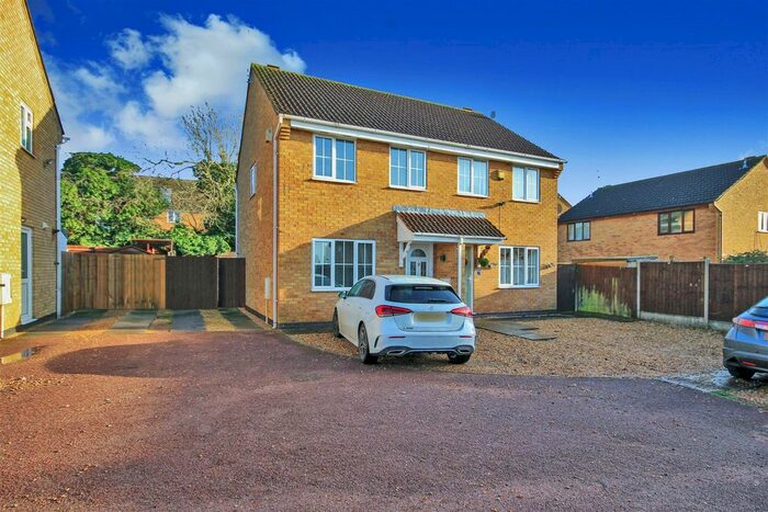 3 Bedroom Semi-Detached House For Sale In Glamis Close, Rushden, NN10