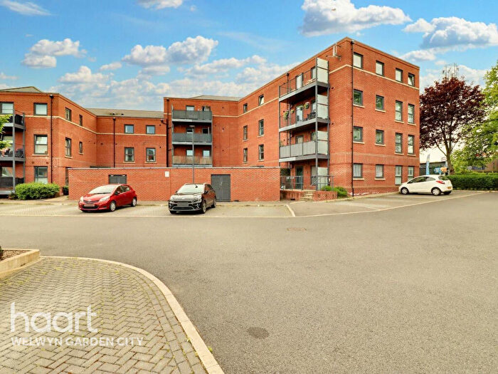 2 Bedroom Apartment For Sale In Bridge Road East, Welwyn Garden City, AL7