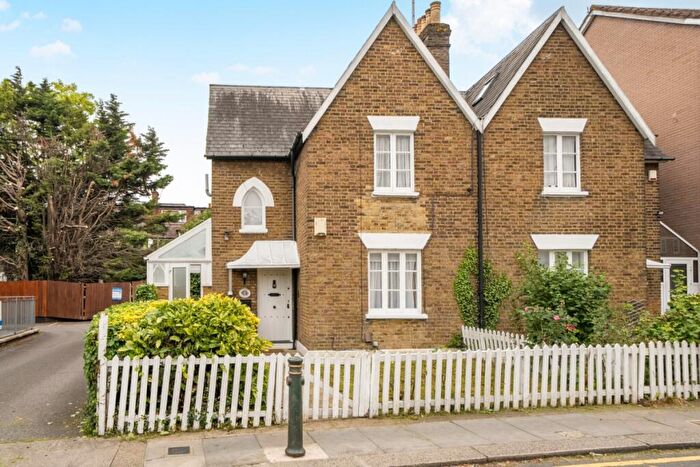 2 Bedroom Cottage To Rent In Highfield Road London, NW11