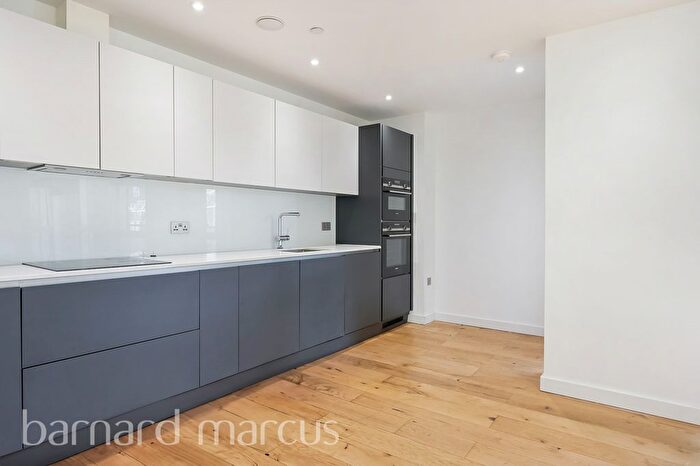 2 Bedroom Flat To Rent In Thomas Hardy Mews, Furzedown, Streatham, SW16