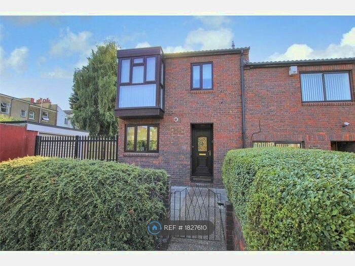 3 Bedroom End Of Terrace House To Rent In Bloomfield Road, London, SE18