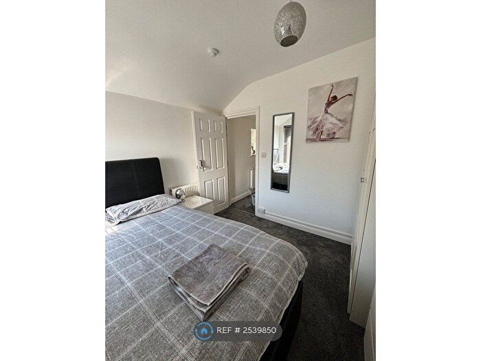 2 Bedroom Flat To Rent In Clive Street, Cardiff, CF11