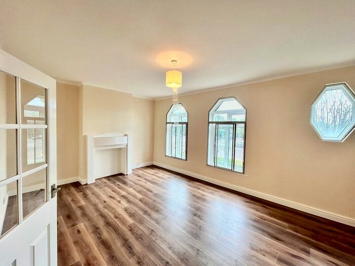 4 Bedroom Flat To Rent In Teignmouth Parade, Perivale, Greenford, UB6