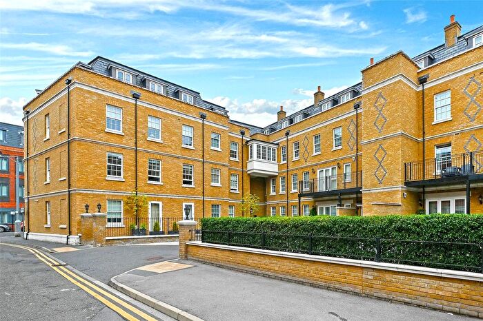 2 Bedroom Flat For Sale In Riverside Walk, Windsor, Berkshire, SL4