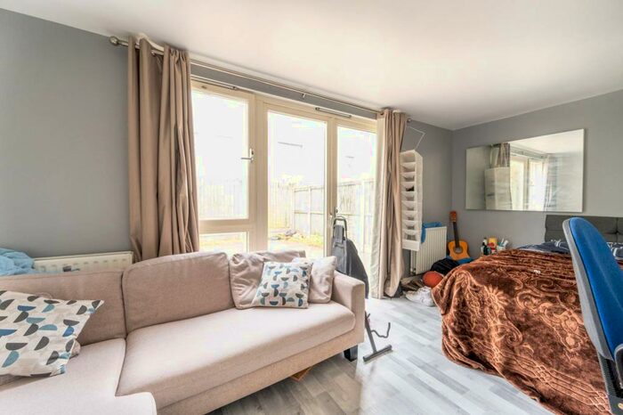 2 Bedroom Flat To Rent In Roberts Close, Ilford, Barking, IG11