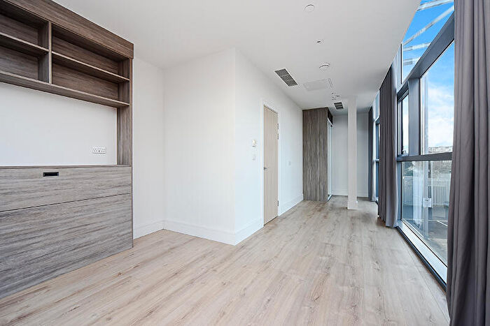 1 Bedroom Flat To Rent In Station Road, Addlestone, Surrey, KT15