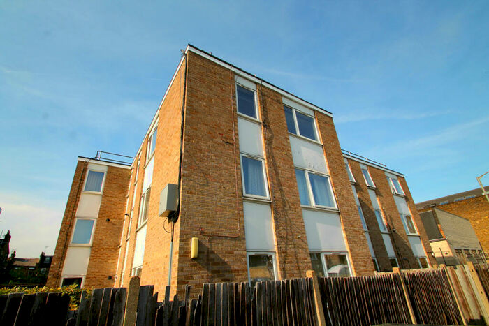 1 Bedroom Flat To Rent In Gowrie Road, SW11