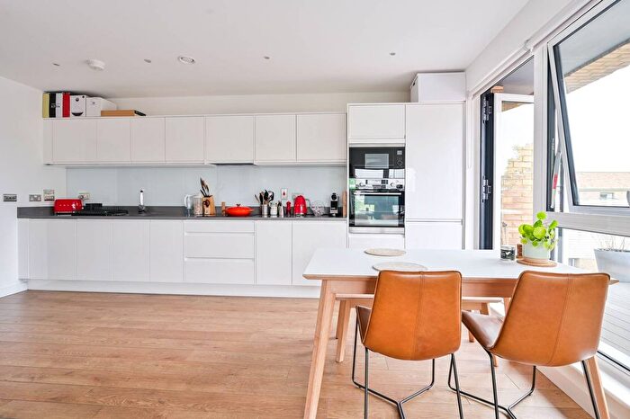 2 Bedroom Flat To Rent In Fitton Court, Camberwell, London, SE5