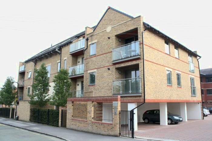 2 Bedroom Flat To Rent In The Crescent, Maidenhead, SL6