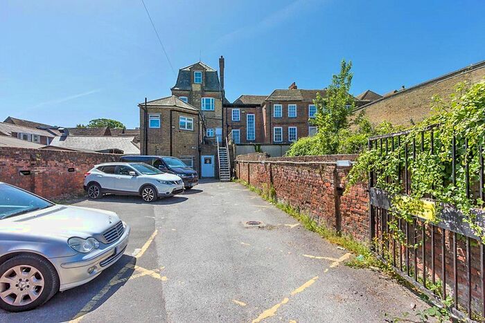 2 Bedroom Flat To Rent In High Street, Sittingbourne, Kent, ME10