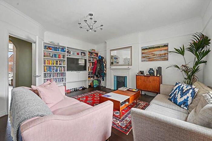 2 Bedroom Flat To Rent In Finchley Road, London, NW2