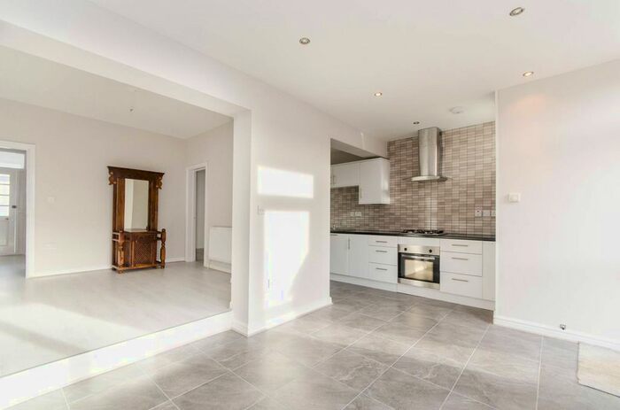 3 Bedroom Property To Rent In Lawrence Road, South Ealing, London, W5