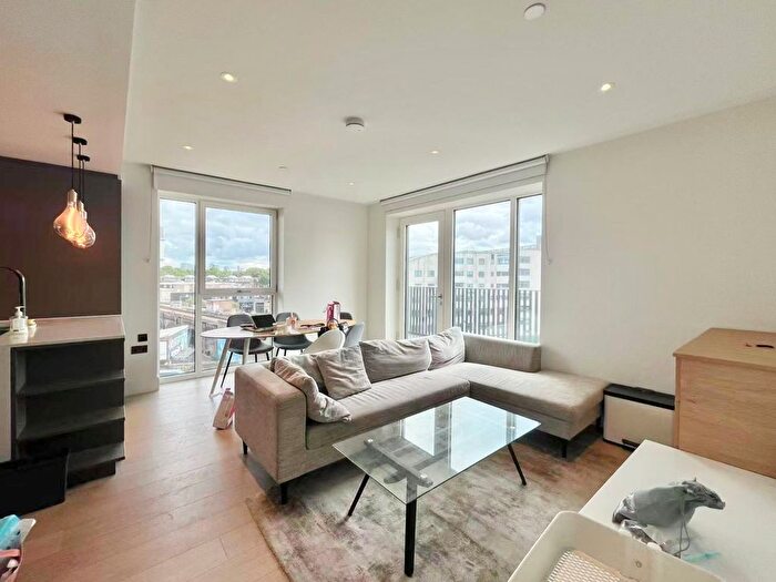 2 Bedroom Flat To Rent In Cascade Way, London, W12
