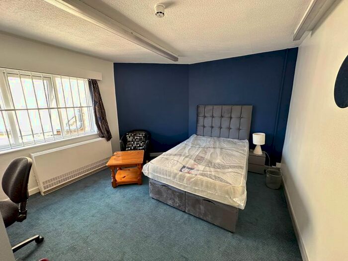 3 Bedroom Flat To Rent In Greenhead Road, Huddersfield, HD1