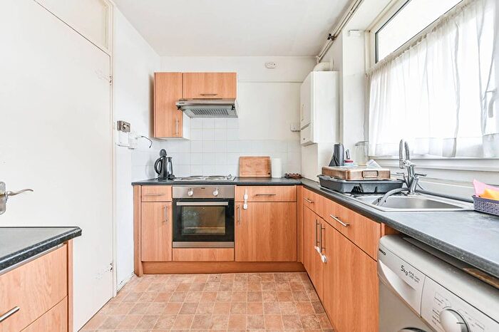 1 Bedroom Flat To Rent In Rosenau Road, Battersea Park, London, SW11