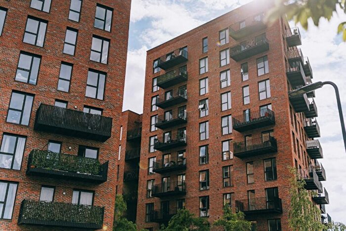 3 Bedroom Flat To Rent In Martel Place, London, E8