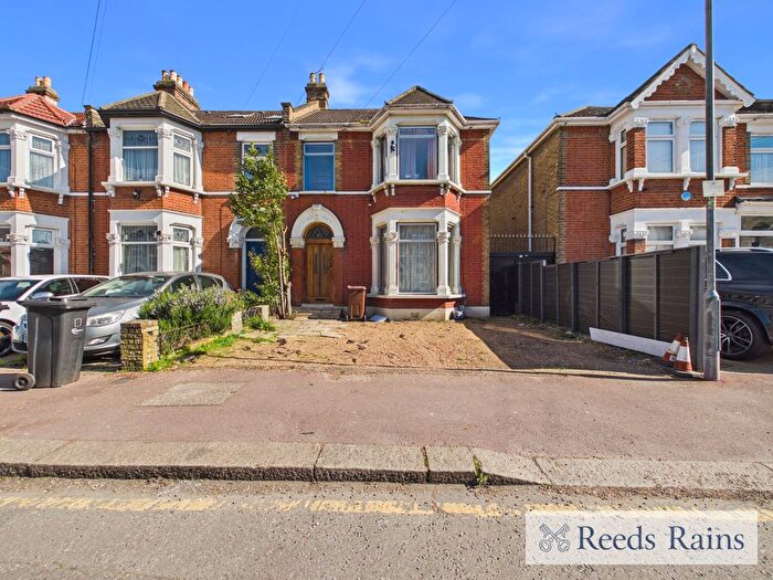 3 Bedroom Semi Detached House For Sale In Dunkeld Road, Dagenham, RM8