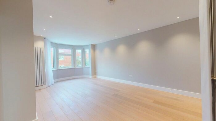 3 Bedroom Flat To Rent In The Drive, London NW11