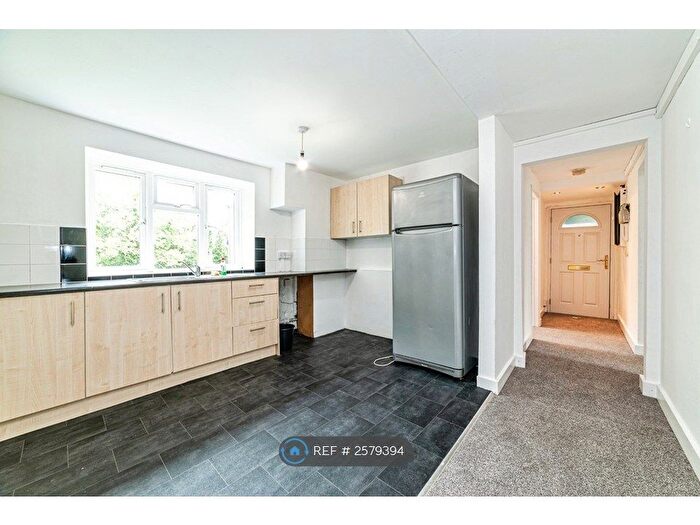 2 Bedroom Flat To Rent In Hunters Hill, Reading, RG7