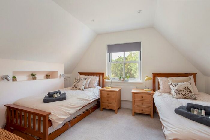 4 Bedroom Semi-Detached House To Rent In Cromwell Gardens Marlow, SL7