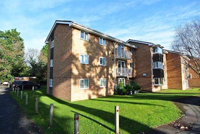 3 Bedroom Flat For Sale In Cedar Drive, Ascot, Berkshire, SL5
