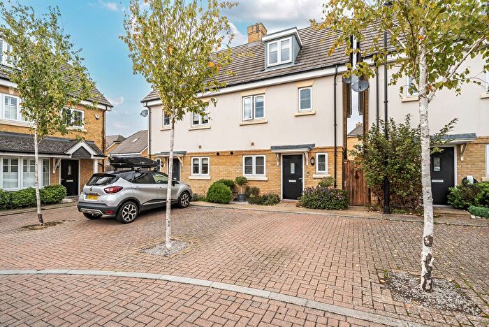 4 Bedroom Semi-detached House For Sale In Brookwood Farm Drive, Knaphill, Woking, GU21