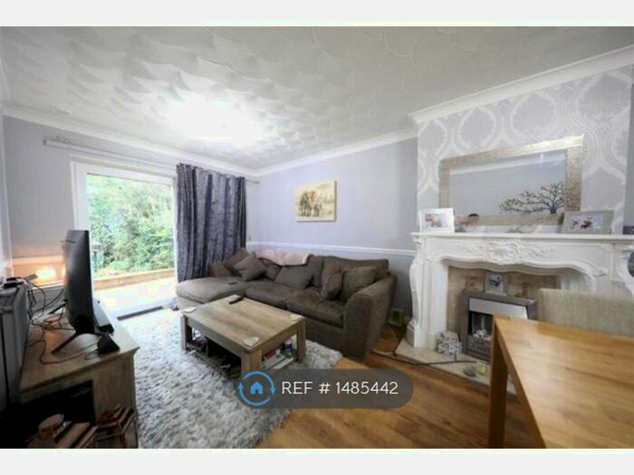 3 Bedroom Terraced House To Rent In Kerdane, Hull, HU6