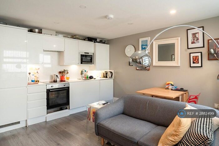3 Bedroom Flat To Rent In Nunhead Green, London, SE15