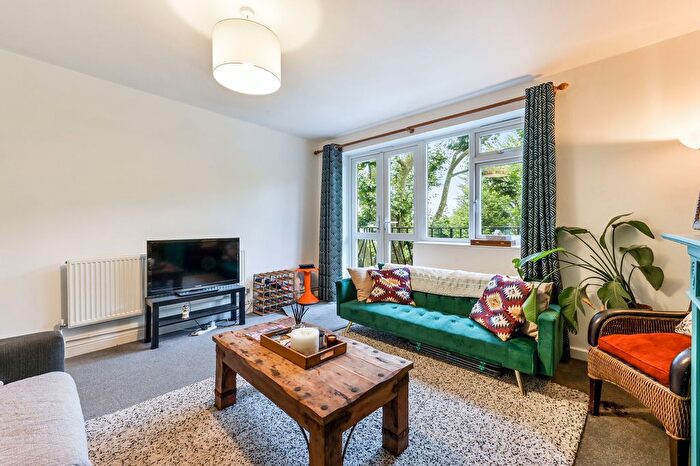 3 Bedroom Flat To Rent In Cambridge Gardens, London, W10