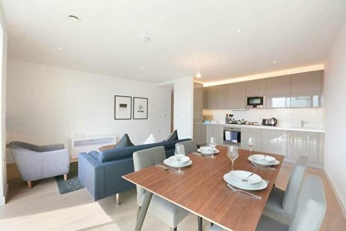 2 Bedroom Flat To Rent In Gray Court. Candle St, Stepney Green, London, E1