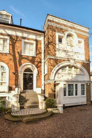 2 Bedroom Flat To Rent In Castelnau, London, SW13