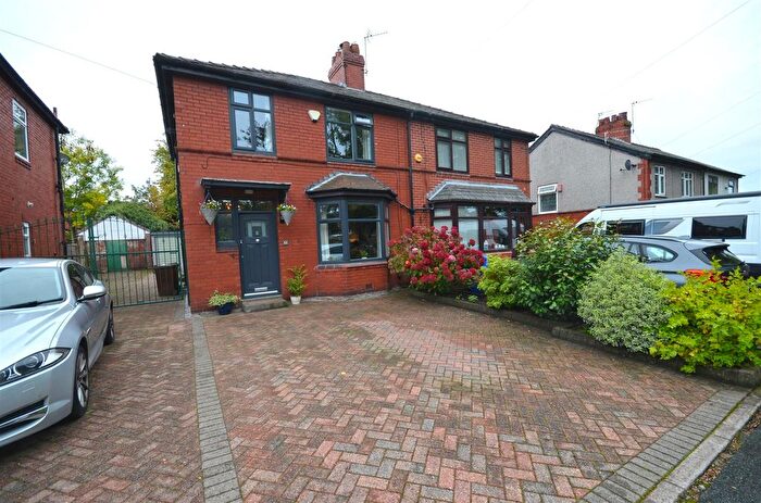 3 Bedroom Semi-Detached House For Sale In Derby Road, Ashton-Under-Lyne, OL6