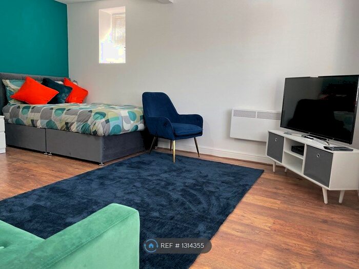 Studio To Rent In West Wycombe Road, High Wycombe, HP12