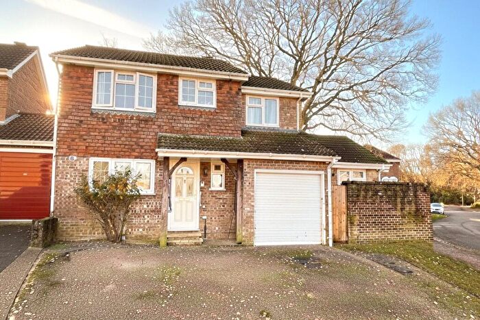 4 Bedroom Link Detached House For Sale In Hornbeam Place, Hook, Hampshire, RG27