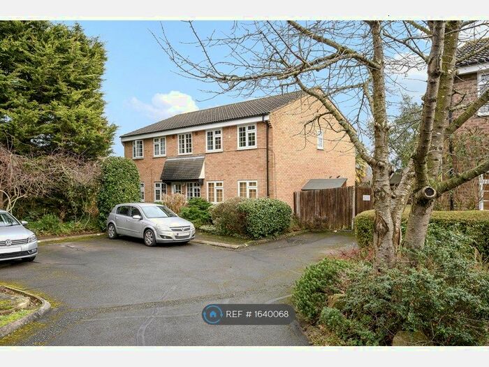 1 Bedroom Flat To Rent In Minstrel Gardens, Surbiton, KT5